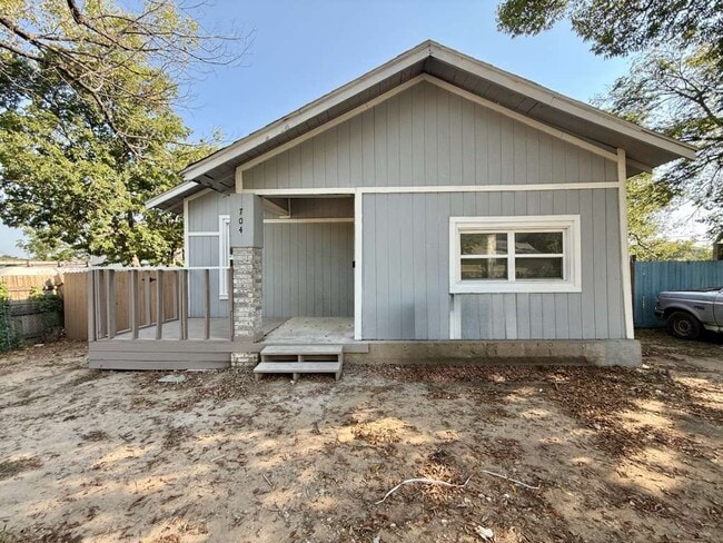 Building Photo - 704 E Harvey Ave