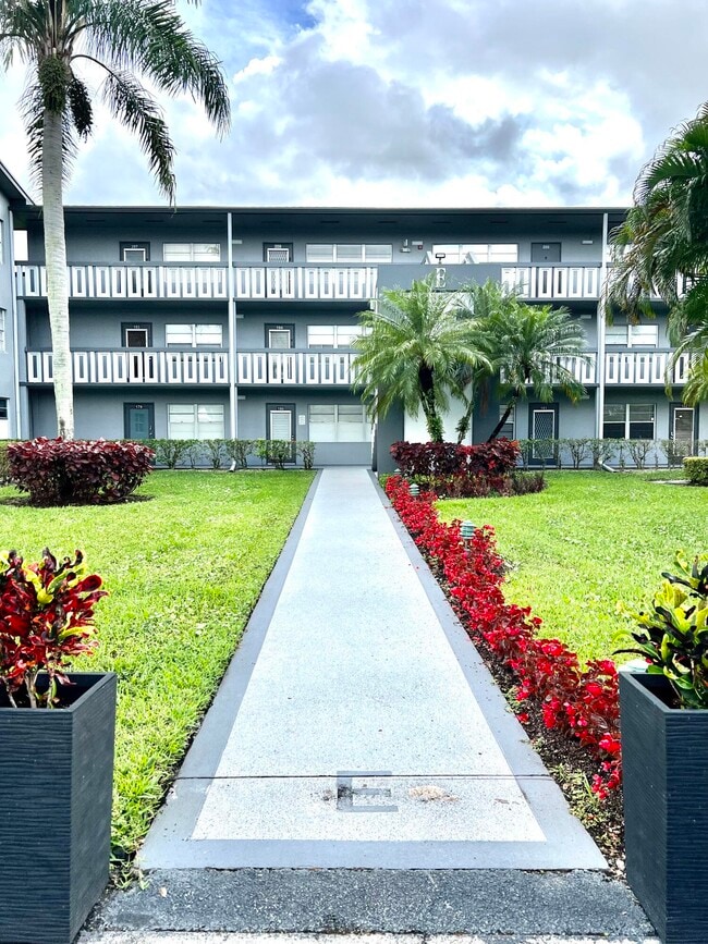 Building Photo - 209 Suffolk F Unit 209