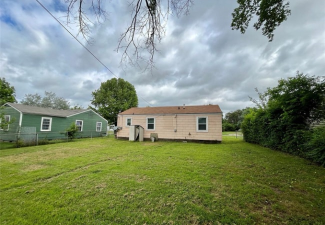 Photo - 1613 Center Ln