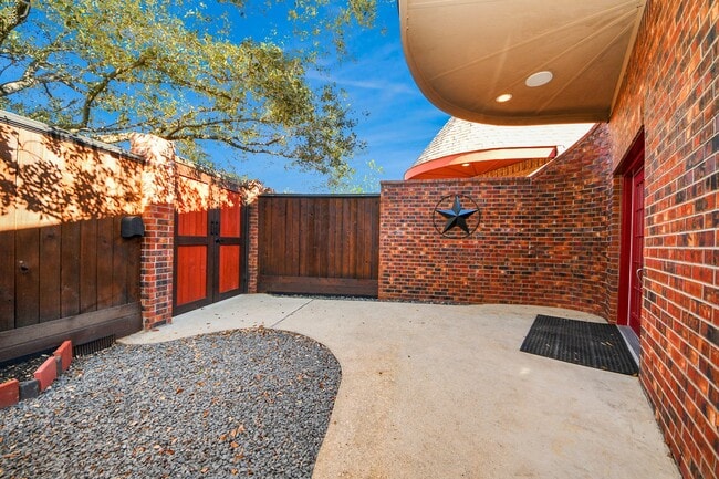 Photo - 832 W 27th St