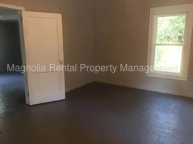 Photo - "Charming 2-Bedroom Gem in Greenville – Your Perfect Cozy Retreat!"