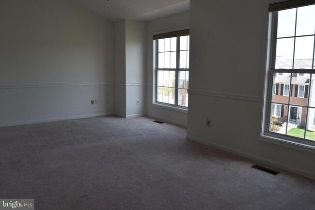 Photo - 44037 Kings Arms Square