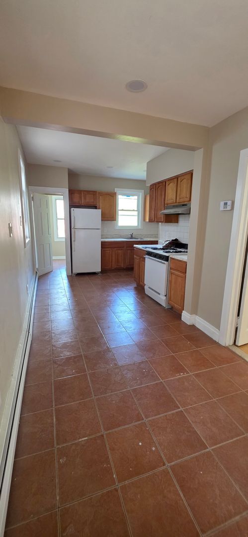 Building Photo - 222 Cross St Unit 2