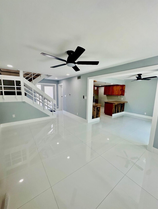 Photo - 320 Sunshine Dr