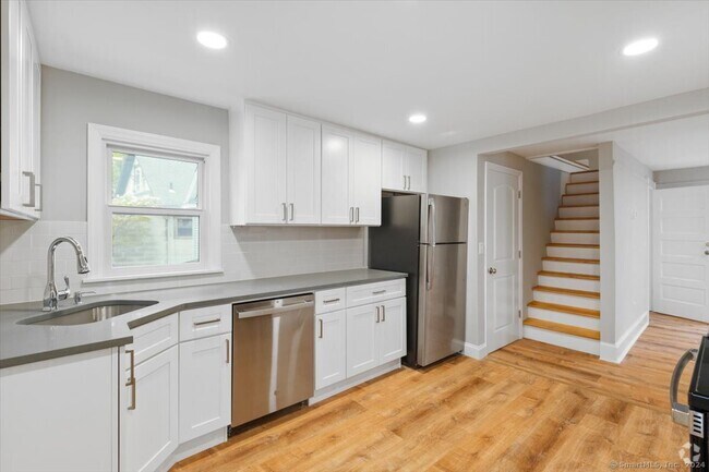 Building Photo - 816 Pacific St Unit 2nd Floor Rental