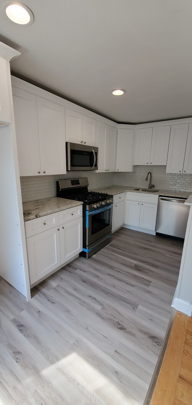 Photo - 717 Surrey Ln