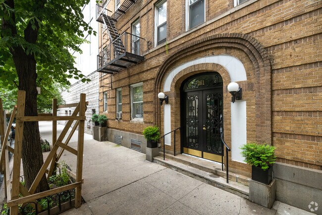 Photo - 261 W 22nd St