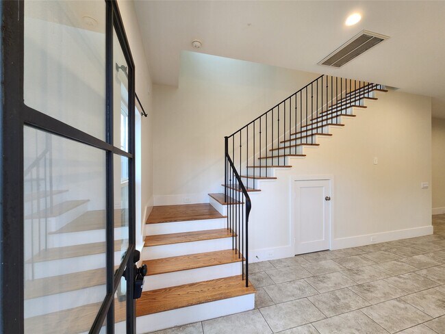 Photo - 2202 Lynnfield St