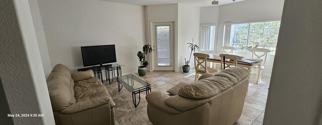 Photo - 830 Carnegie St