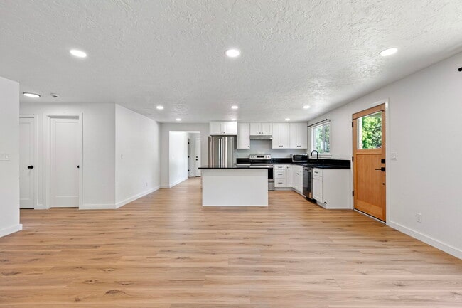 Photo - 2438 Potter St