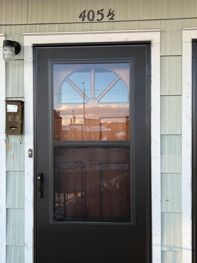 Building Photo - 403-405 1/2 W Granite Unit 405 1/2