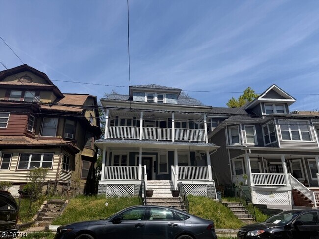 Building Photo - 37 Mapes Ave