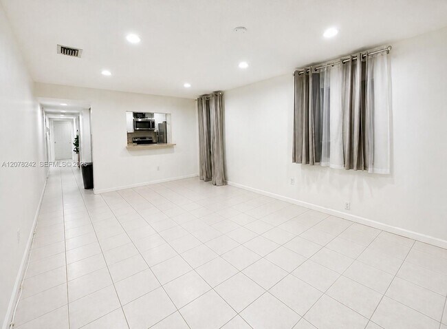 Building Photo - 201 SW 19th Ave Unit 3