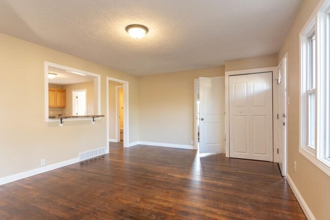 Photo - 2404 E 8th St