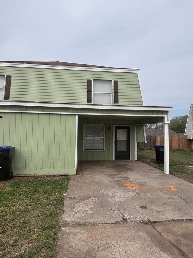 Building Photo - Spacious duplex in Noble, OK