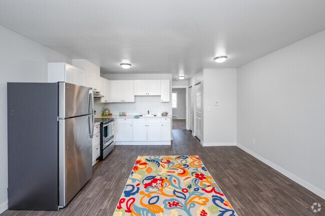 1BR, 1BA - 579SF - Kitchen/Living Room