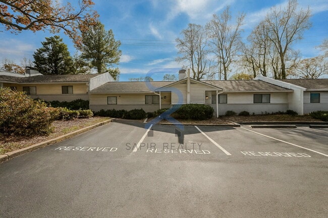 Photo - Move in before December 15th and choose your reward: a $250 Amazon Gift Card or a 55" Smart TV! Unidad 8