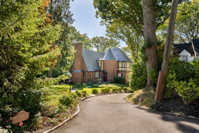 Photo - 11 Chelsea Dr House