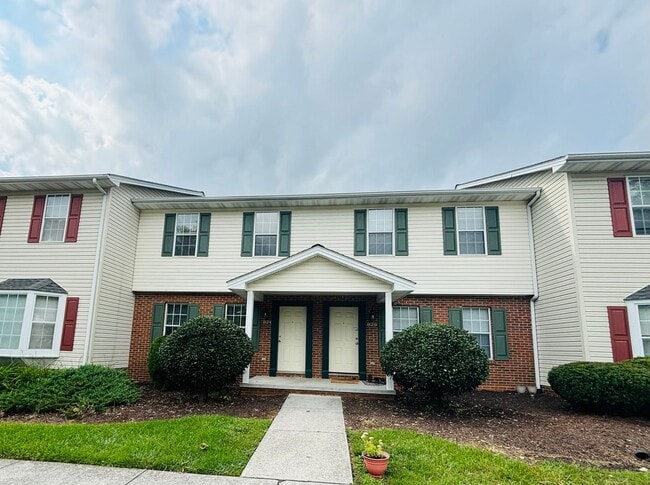 4 Bedroom 2.5 half Bath Townhouse - 4 Bedroom 2.5 half Bath Townhouse