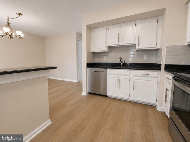Photo - 1200 Bond St