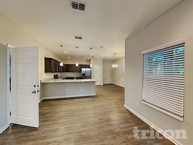 Photo - 498 Auburn Oaks Rd E