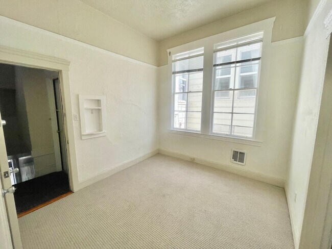 Photo - CHARMING HAYES VALLEY STUDIO WITH DECK!! -... Unidad 585 Birch Street, #15