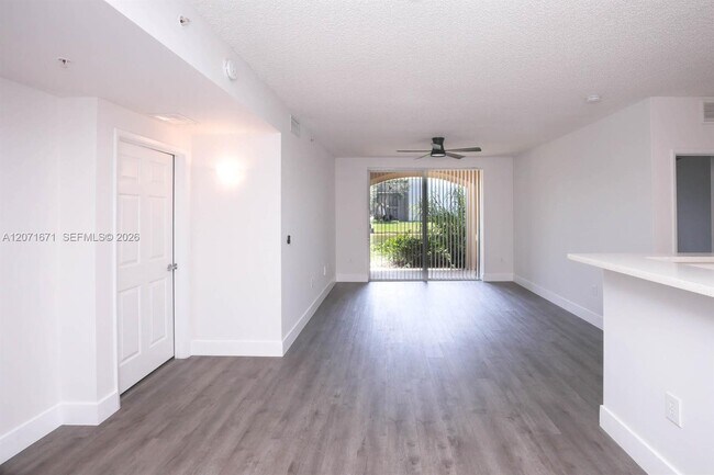 Building Photo - 8050 N Nob Hill Rd Unit 106