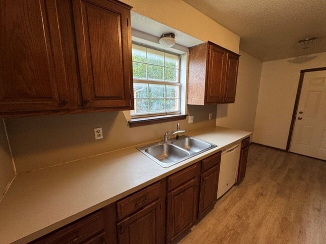 Photo - 2 bed duplex in Mustang, fenced yard, laun...