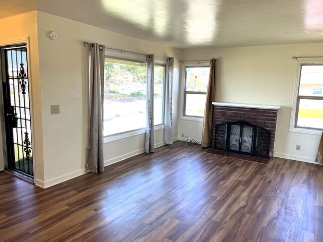 Photo - 905 W Harris St Unit 905 W Harris [PRM]: Henry]