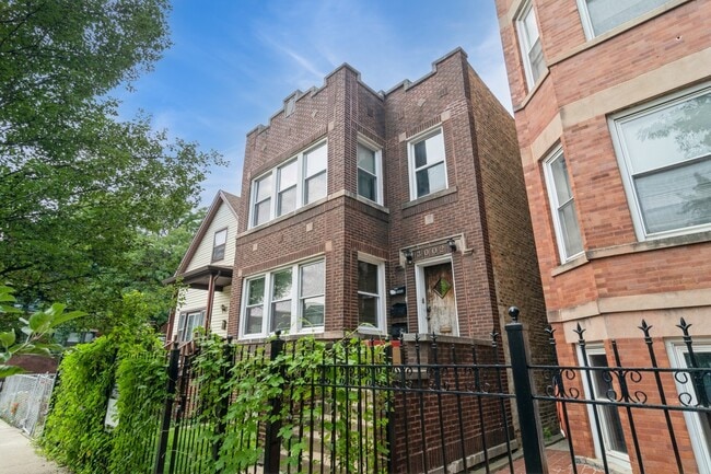 Photo - 3002 N Troy St Apartment Unit 1