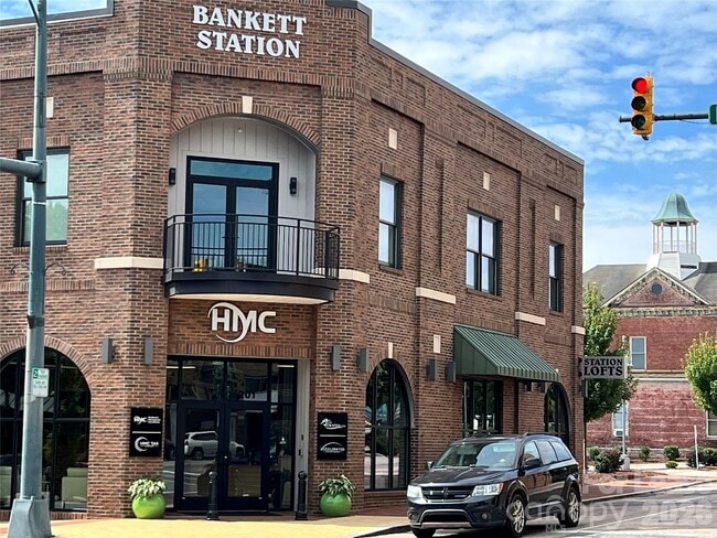 Building Photo - 201 E Innes St Unit 204