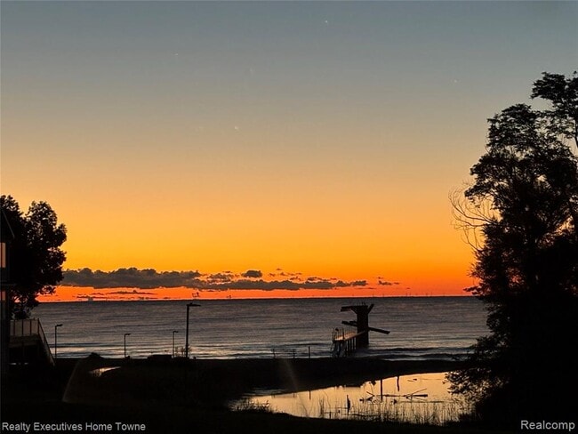 Photo - 7226 Lakeshore Rd