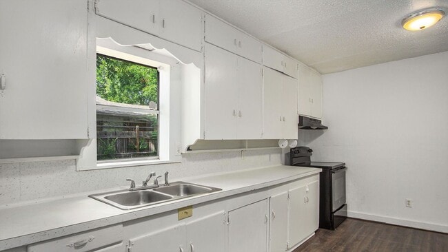 Photo - Beautifully Crafted 3 Bed 1 Bath Home in River Oaks!