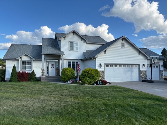 Building Photo - Beautiful Tri-Level Living on 5 Acres! Rental
