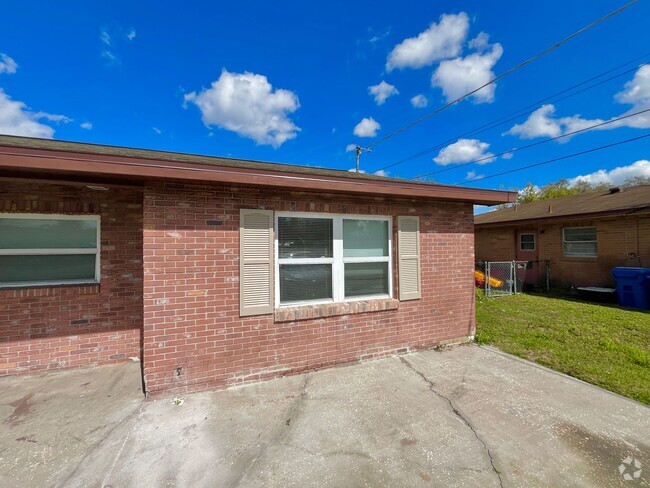 Building Photo - ***Rent Special - 50% off of First Month's... Rental