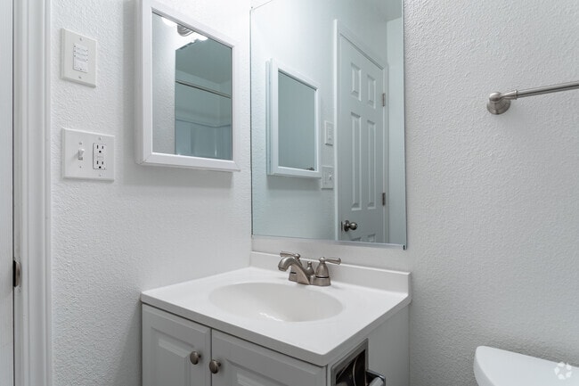 2BR, 1BA - 576 SF