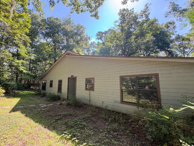 Building Photo - Charming 3-Bed, 2-Bath Home with 1623 sq. ft. of Comfort in the North Side of Tallahassee!