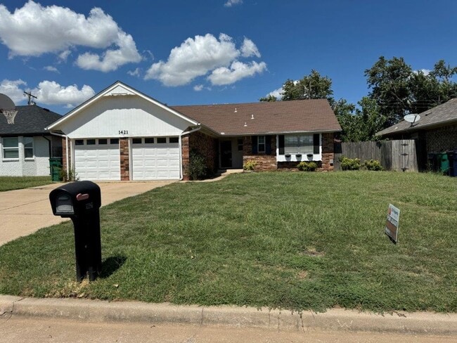 Building Photo - New paint, ready for move in, 3 bed 2 bath, 2 car in south OKC!