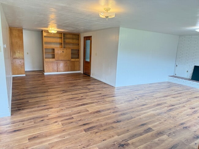 Photo - Huge 4 bedroom 2 bath house!