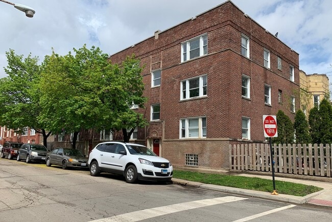 Building Photo - 3 Bed / 1 Bath Beautiful Rehabbed Apartment in Hermosa near Fullerton Bus, Restaurants & Shopping... Unit 4402 -3