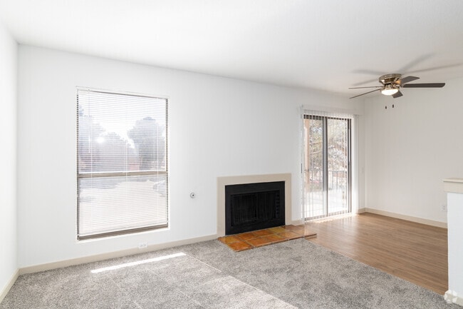 2 habitaciones, 1 baño - 850 pies cuadrados - Sala de estar - Vista Oeste