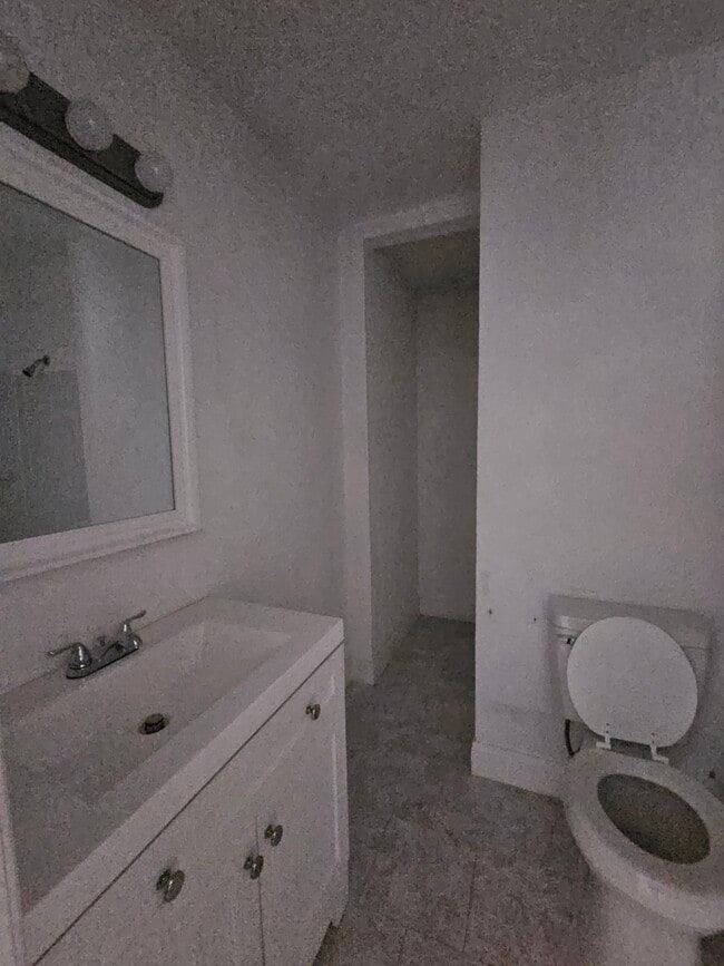 Photo - 206 Alexander St