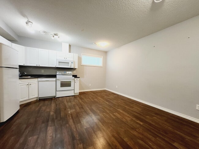 Photo - 21912-21990 90 Ave NW