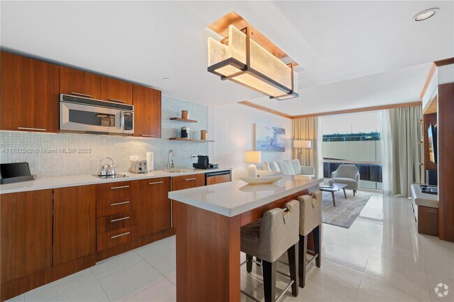 Building Photo - 6801 Collins Ave Unit 517 Rental
