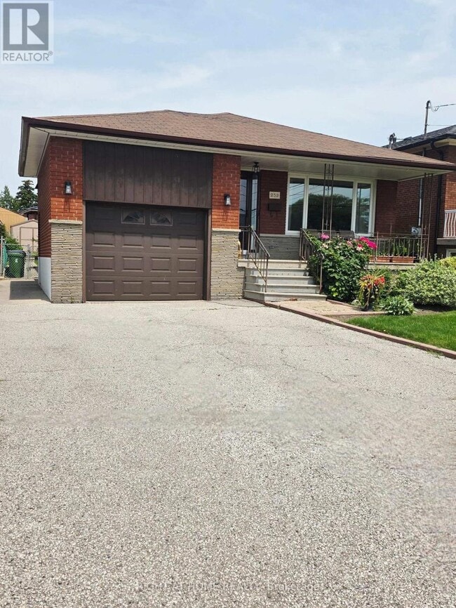 Photo - 252 Maple Leaf Dr