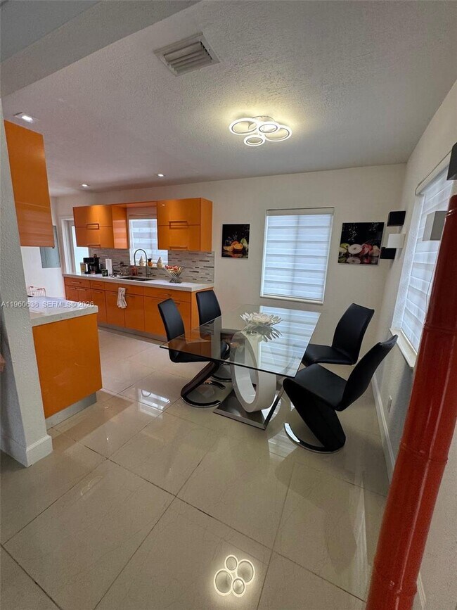 Photo - 41 E 54th St