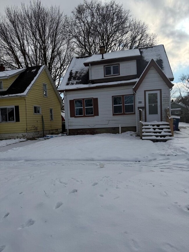 Building Photo - 3 bedroom Home Lower credit scores accepted with proof of income!!