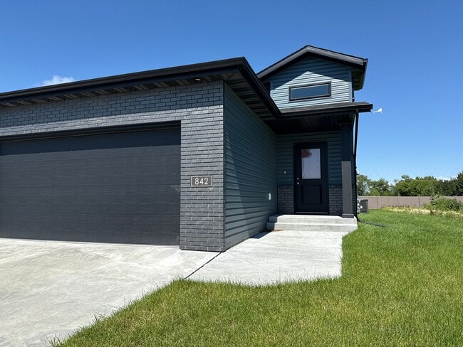Building Photo - Available Now! Rental