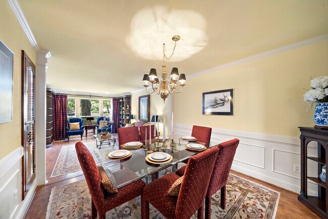 Building Photo - 8944 Chatsworth Dr