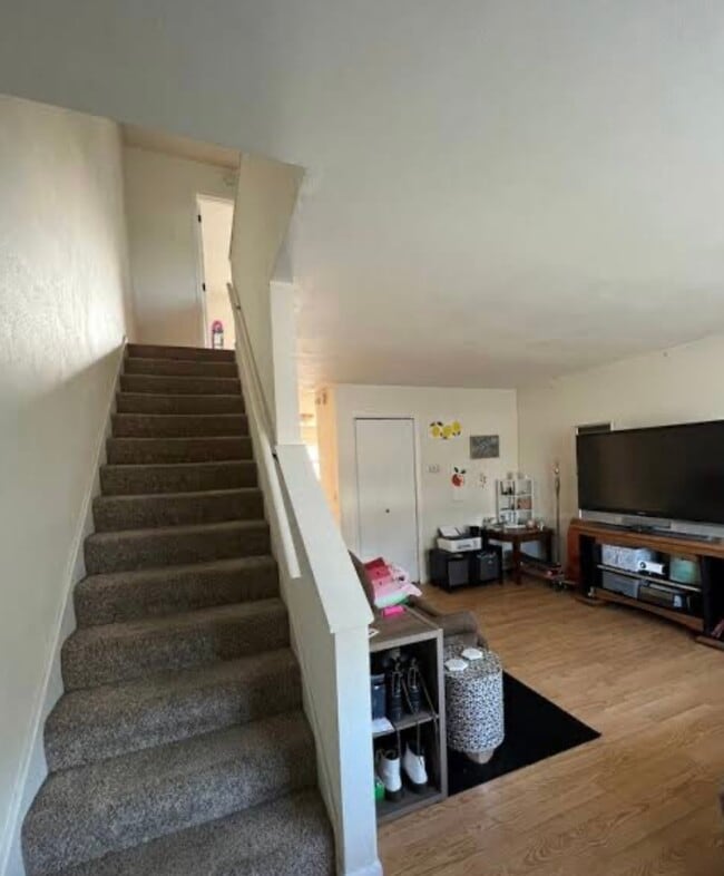 Photo - 912 Badger St Unidad 2 Bed 1 Bath Near UWL for Rent